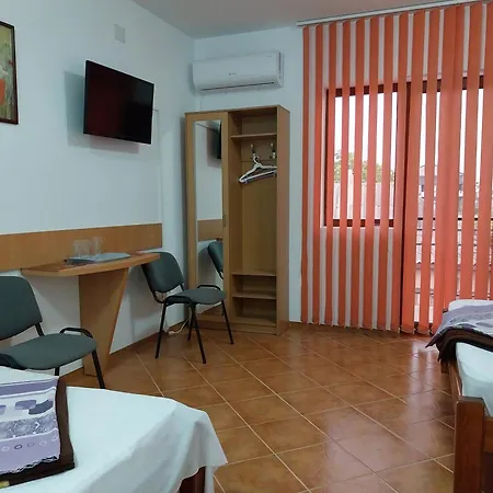 Gazde/Camere de închiriat Lucian